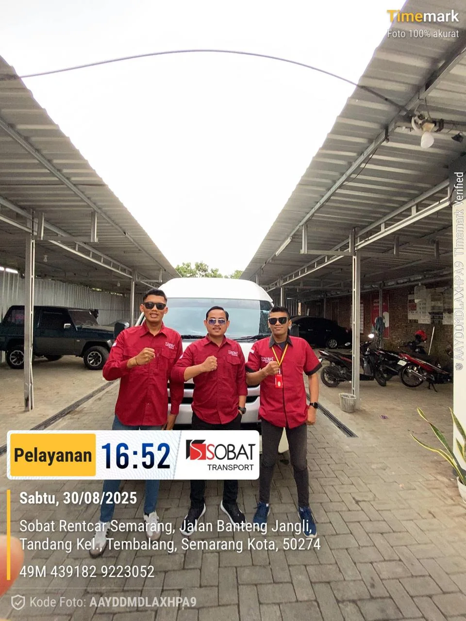 Tim driver Sobat Transport di area garasi