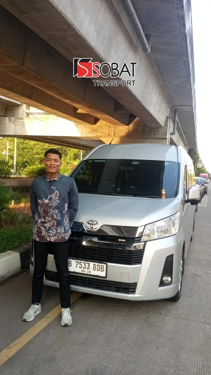 Driver Sobat Transport bersama unit Hiace putih