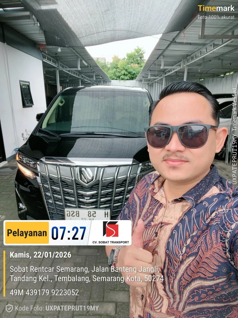 Driver bersama unit Alphard untuk layanan perjalanan