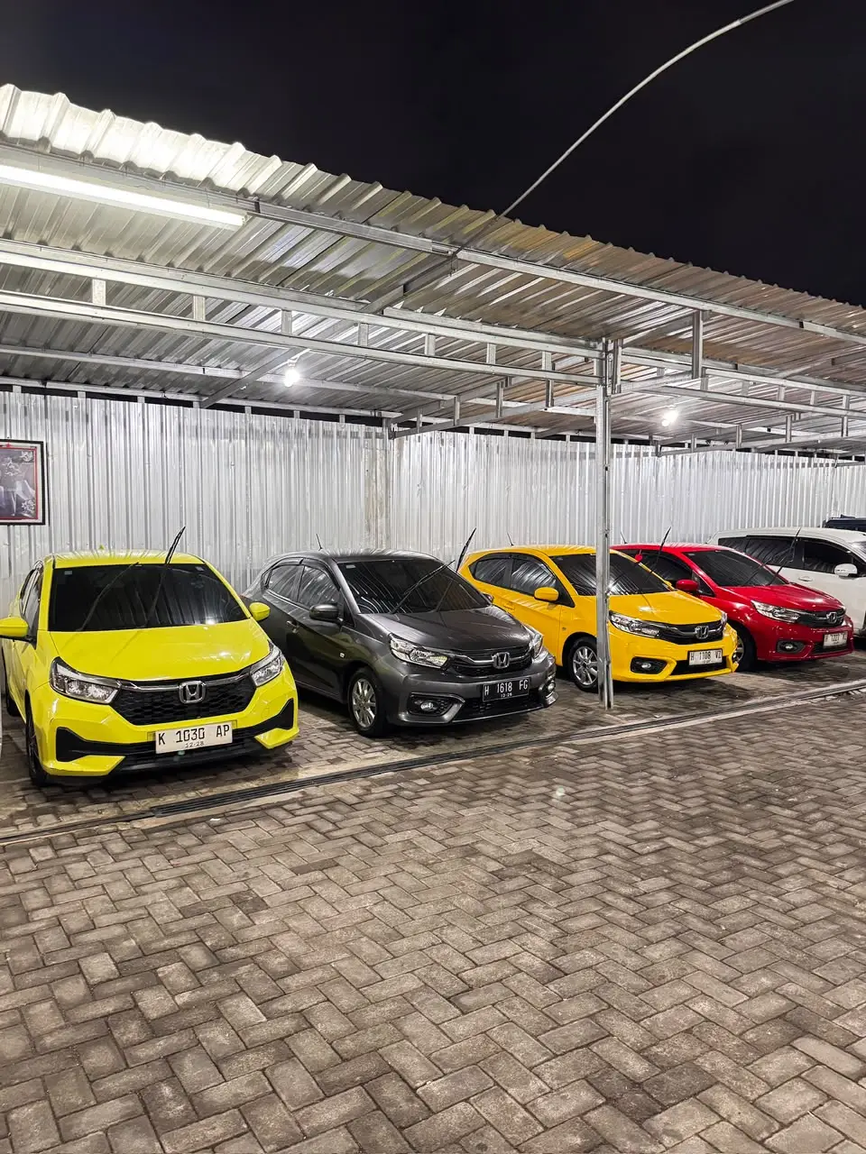 Deretan mobil city car berwarna-warni di garasi