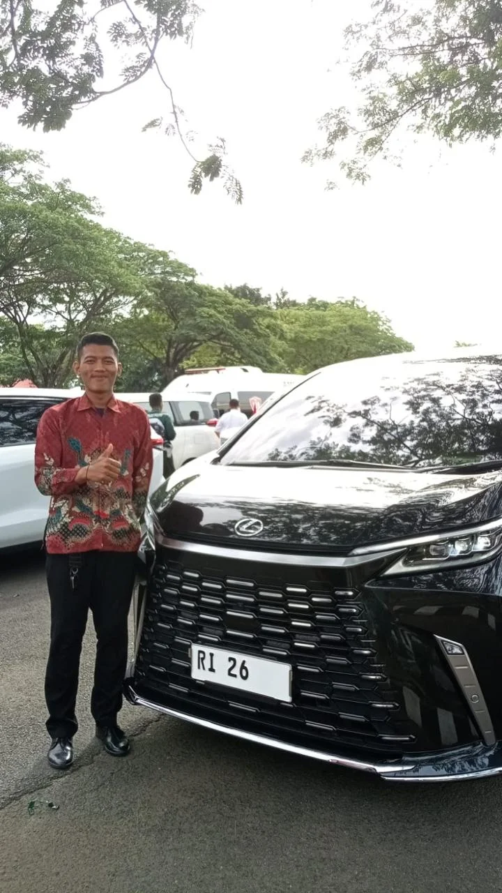 Driver Sobat RentCar mendampingi perjalanan dengan kendaraan premium